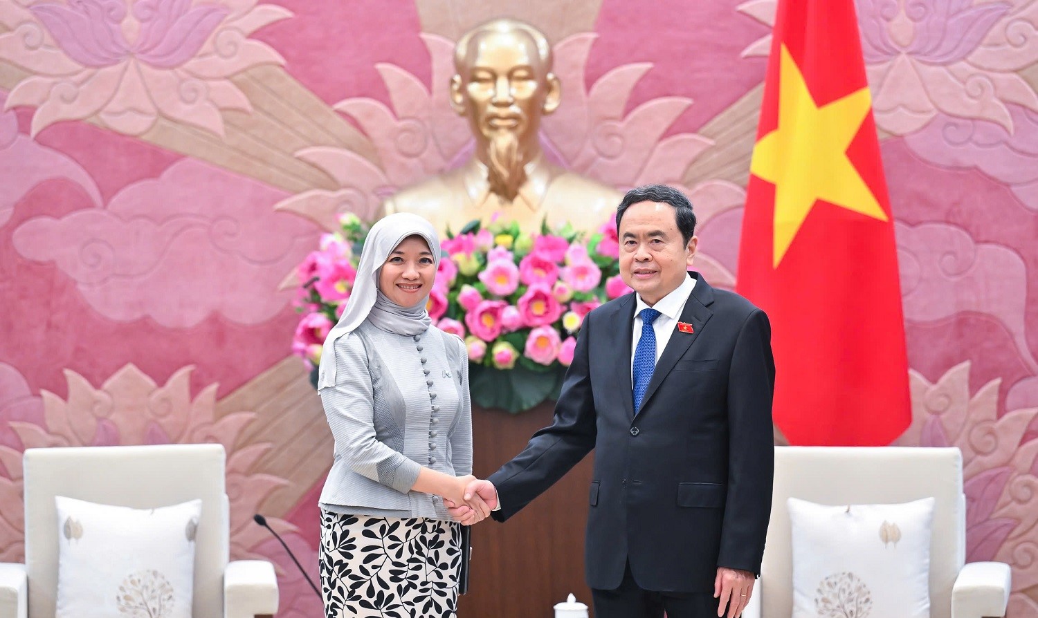 Top legislator hosts AIPA Secretary-General