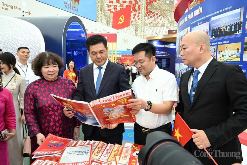 MoIT leader attended the National Achievements Exhibition.