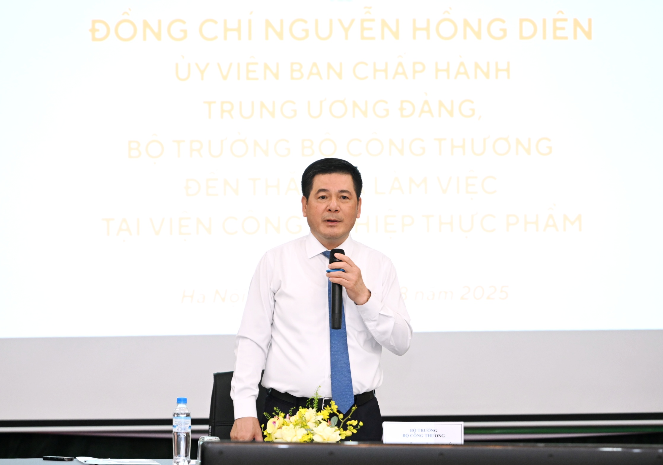 MoIT leader works with Food Industry Institute