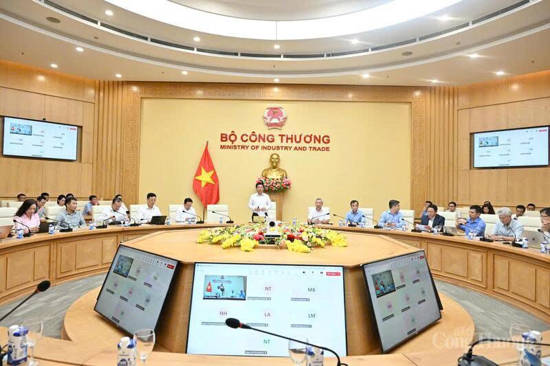Minister Nguyen Hong Dien holds dialogue on competitive power market