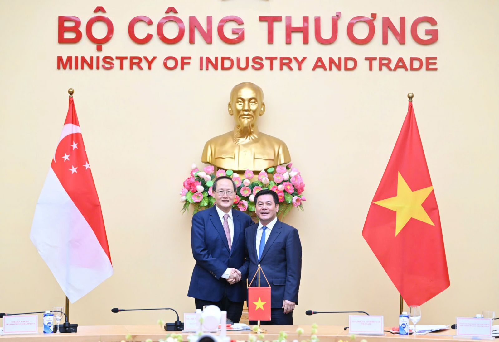 Vietnam, Singapore deepen cooperation in trade and energy
