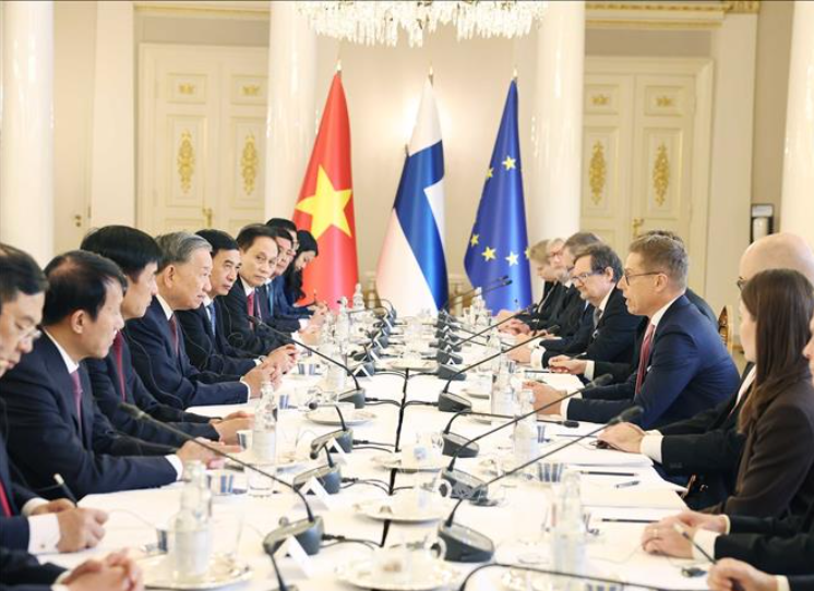 Minister Nguyen Hong Dien accompanies Party chief To Lam on Finland visit
