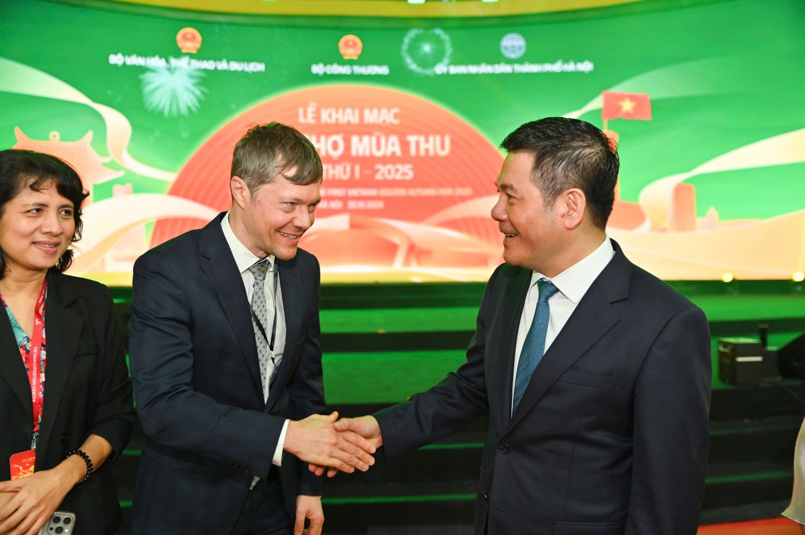 MoIT leader  meets global firms ahead of Vietnam Golden Autumn Fair 2025