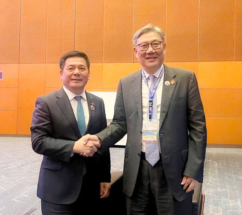 Minister Nguyen Hong Dien meets with Chinese Commerce Minister