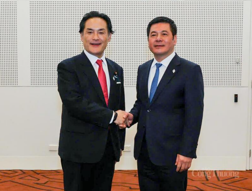Minister Nguyen Hong Dien meets Japanese Cabinet Secretary in Melbourne