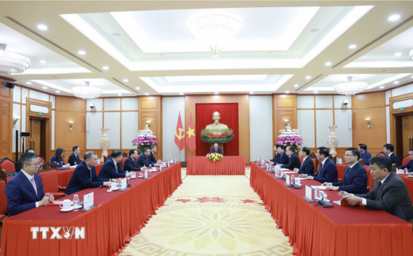 Vietnamese, Chinese Party leaders hold phone talks 