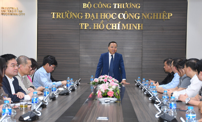Deputy Minister Nguyen Hoang Long visits MoIT schools in Southern Vietnam