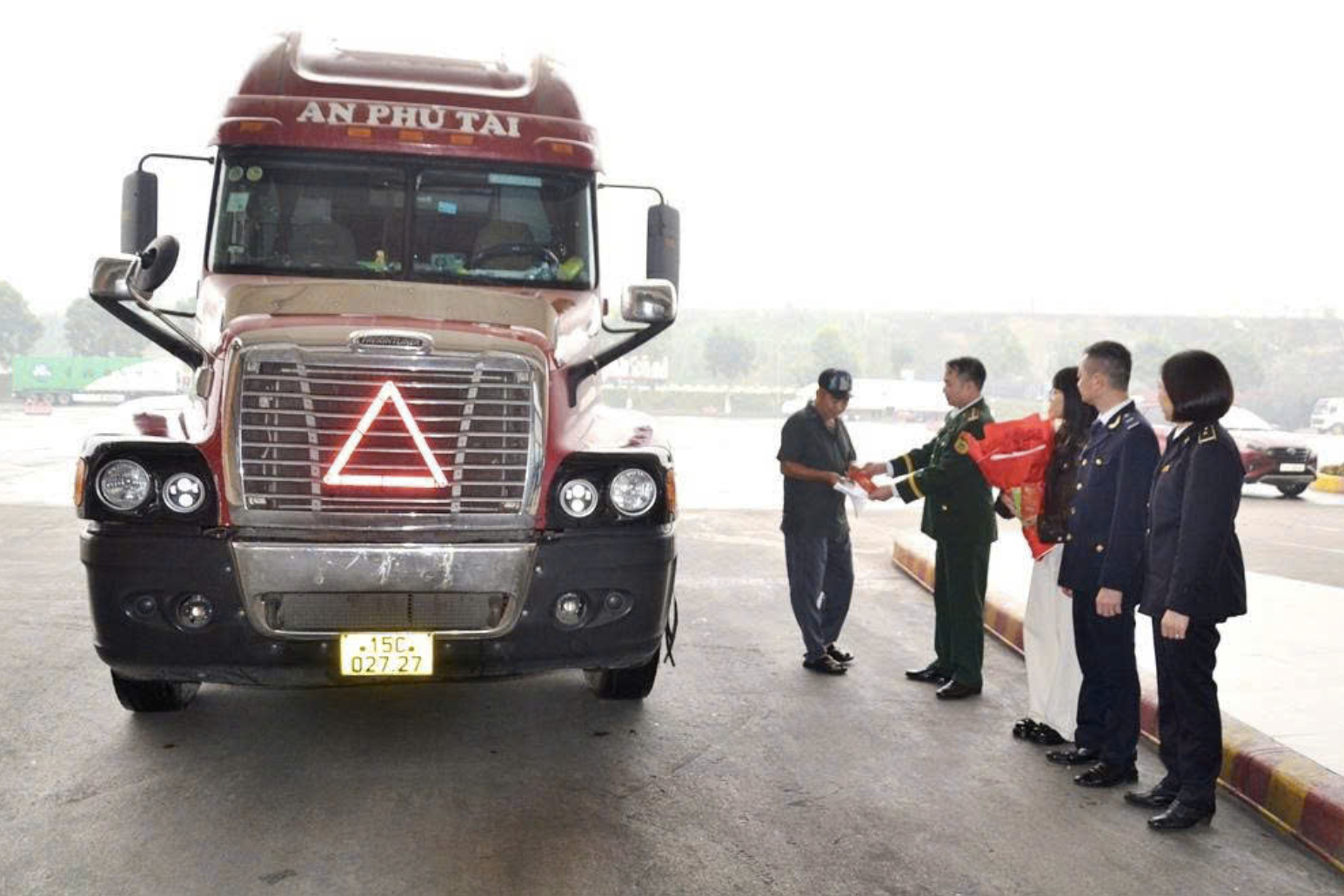 The first durian shipment of the Lunar New Year clears Lao Cai border gate