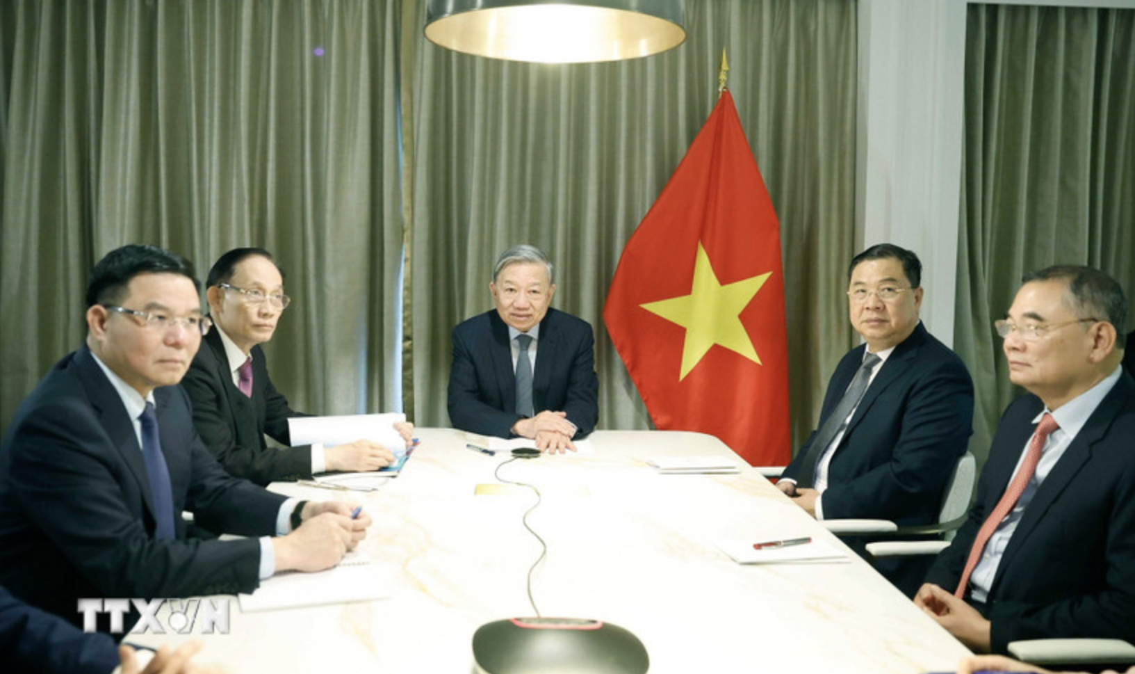 Party General Secretary To Lam holds phone talks with U.S. Senators Steve Daines and Bill Hagerty