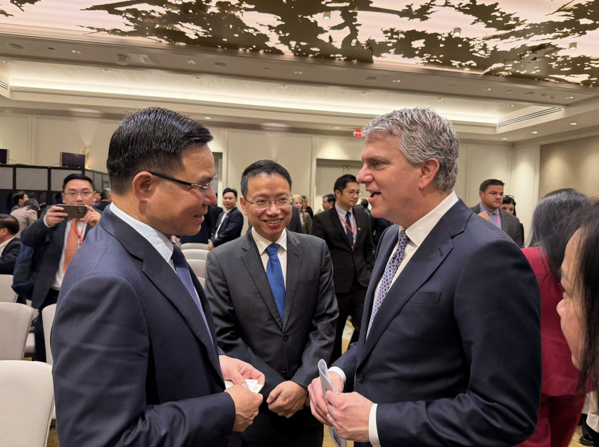 Acting Minister Le Manh Hung holds talks with US trade leaders