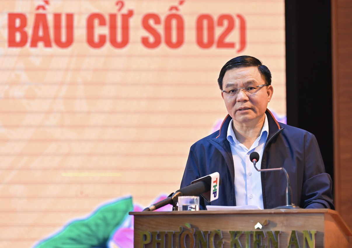 Acting Minister of Industry and Trade Le Manh Hung and candidates for the 16th National Assembly meet voters in Constituency No. 02 of Hai Phong City
