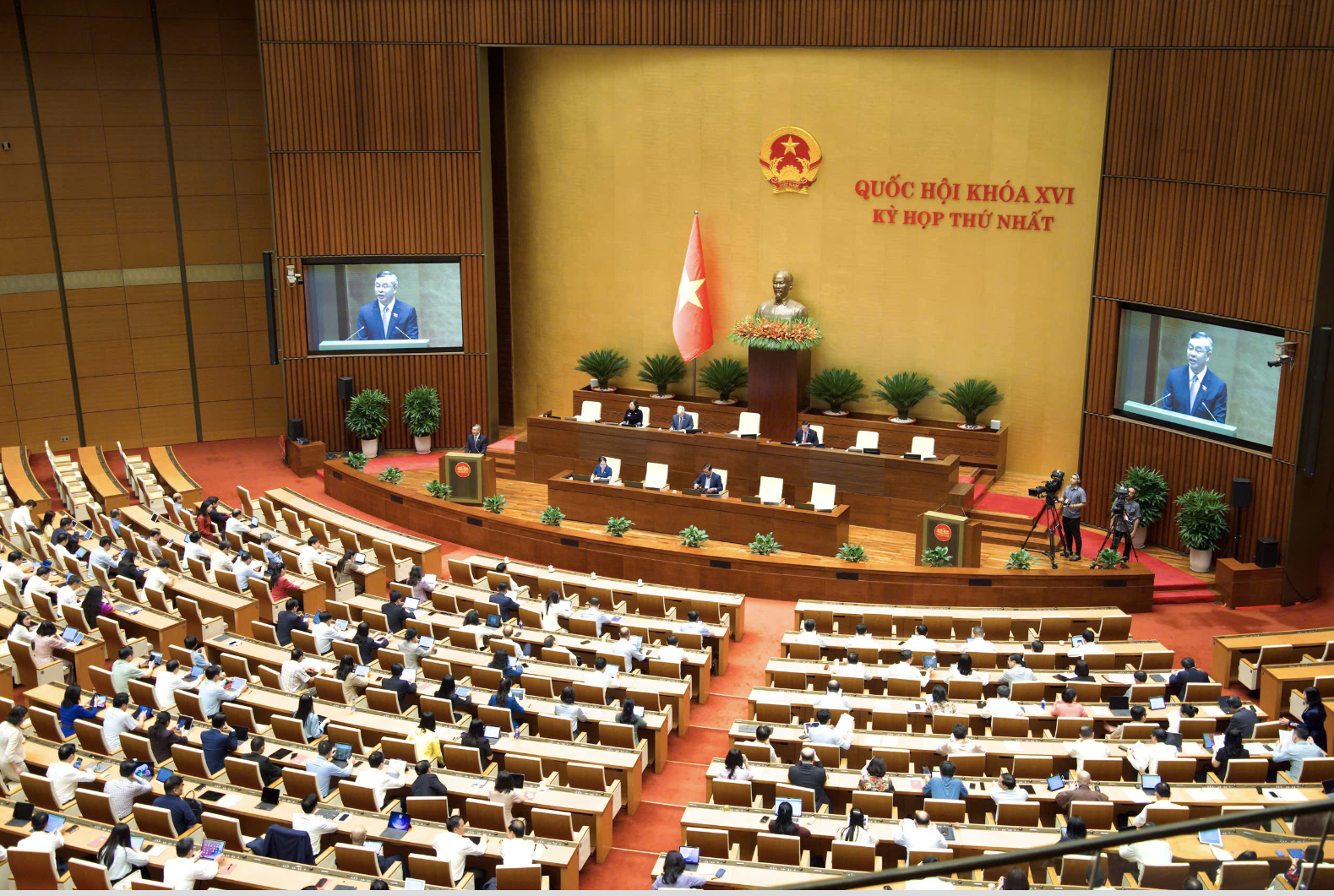 Vietnam’s National Assembly deputies vote to pass a resolution on cutting fuel taxes