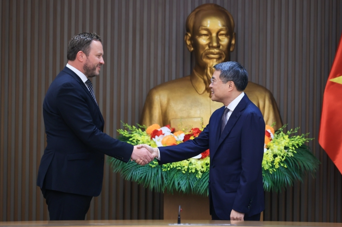 Prime Minister Le Minh Hung holds talks with Estonian Foreign Minister