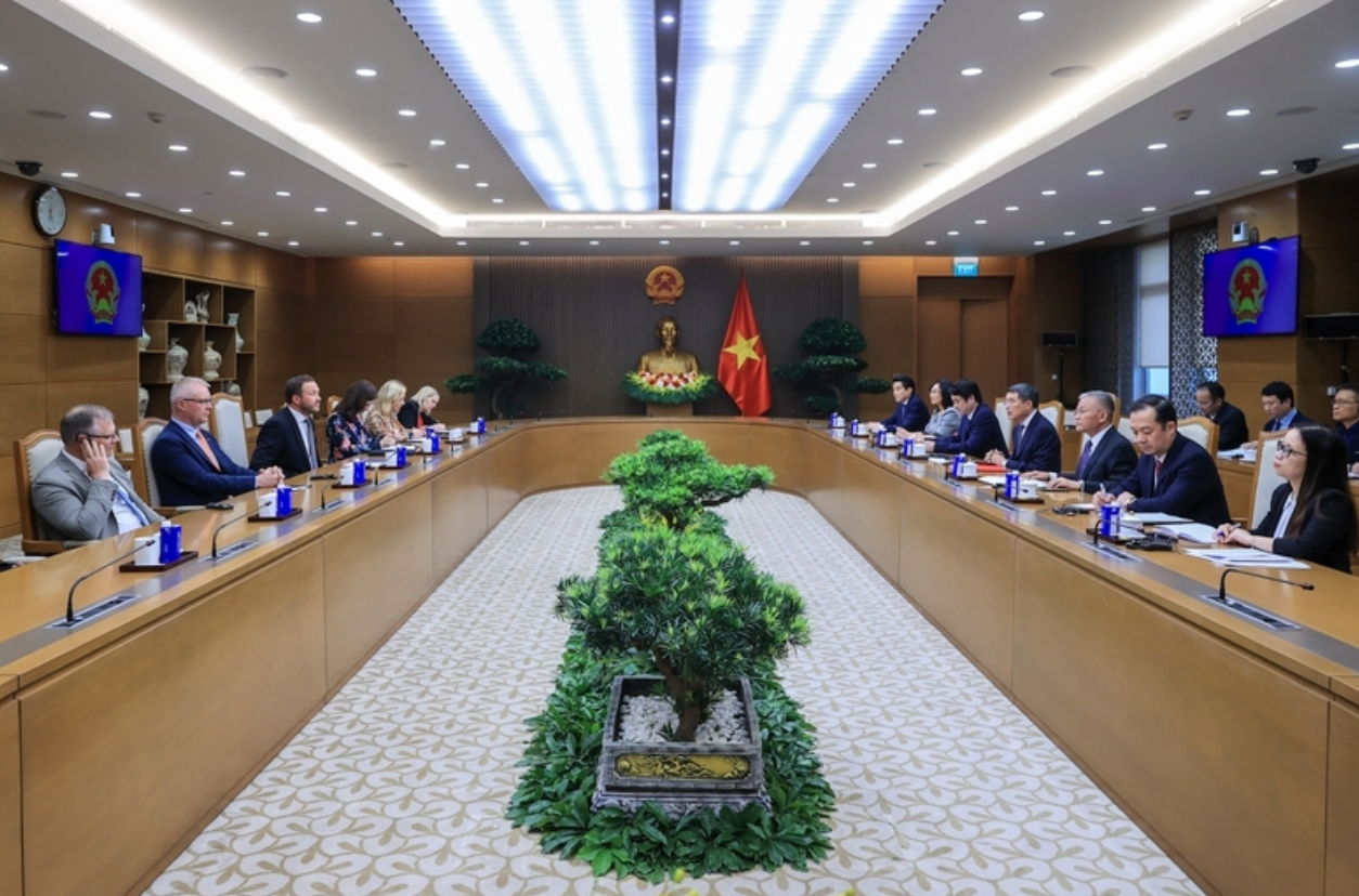 Prime Minister Le Minh Hung holds talks with Estonian Foreign Minister