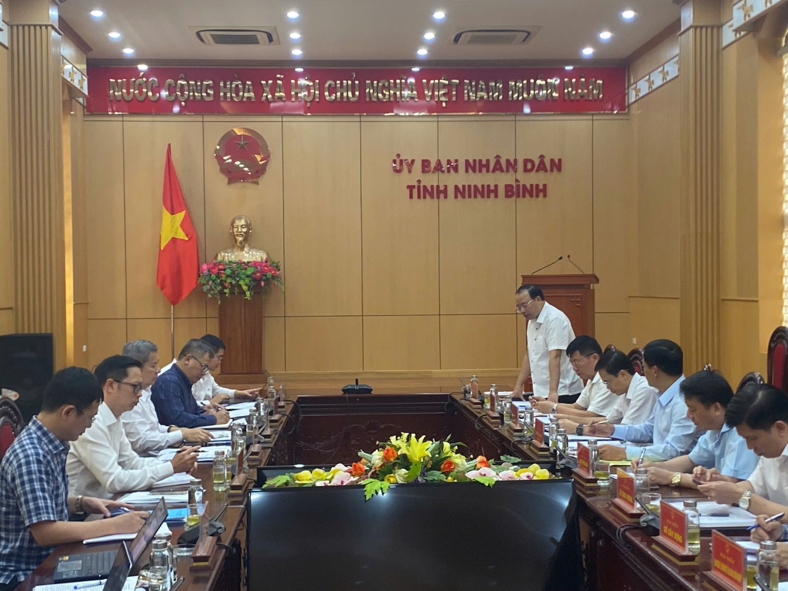 Deputy Minister Nguyen Hoang Long holds talks with Ninh Binh on 