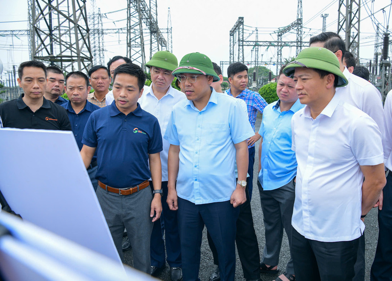 Deputy Minister Nguyen Hoang Long inspects power projects in Ninh Binh