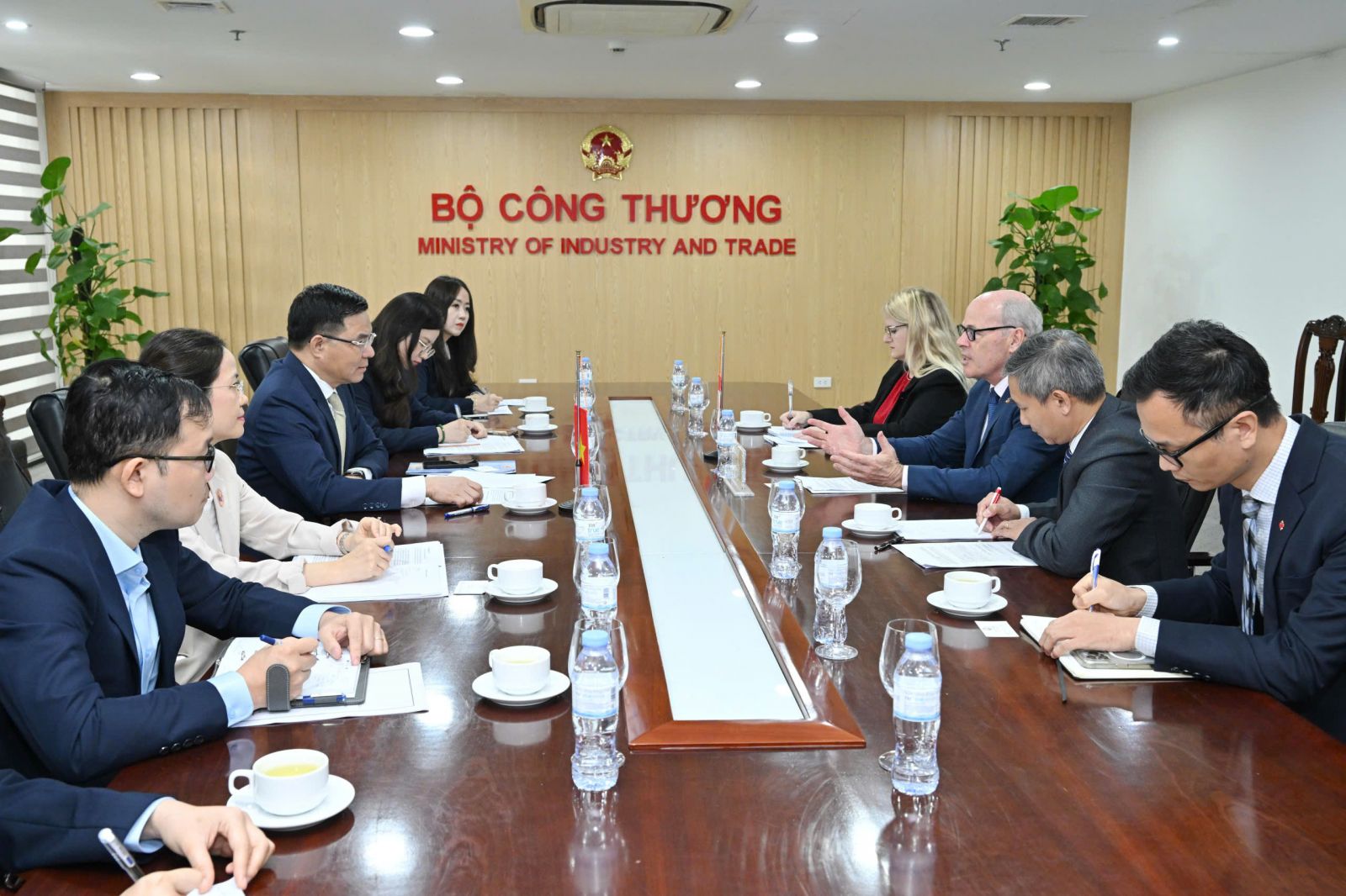 MoIT leader holds talk with Canadian Ambassador to Vietnam