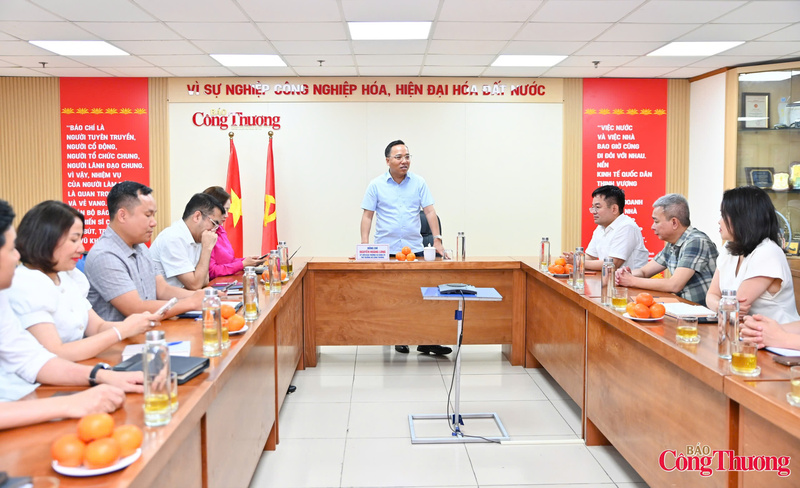 Deputy Minister Nguyen Hoang Long works with Newspaper of Industry and Trade