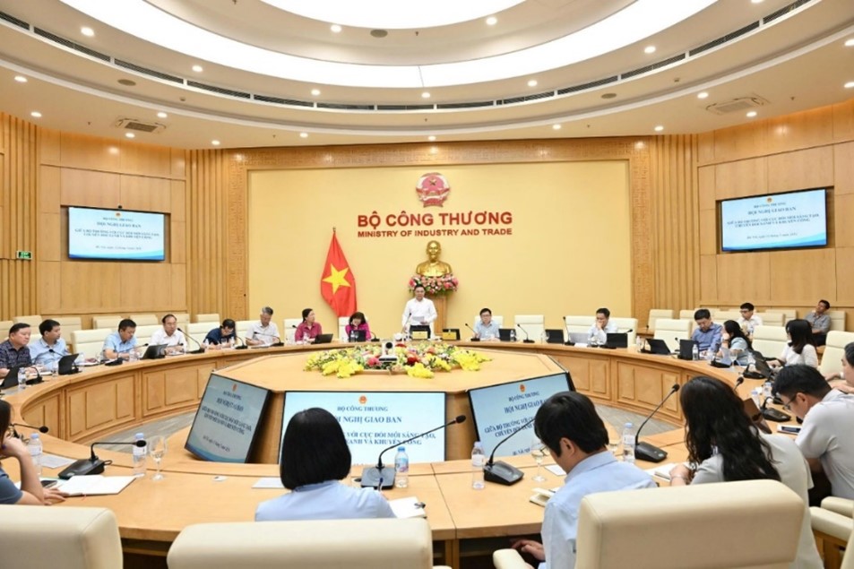 MoIT leader chairs meeting on innovation, green transition, digital shift vision