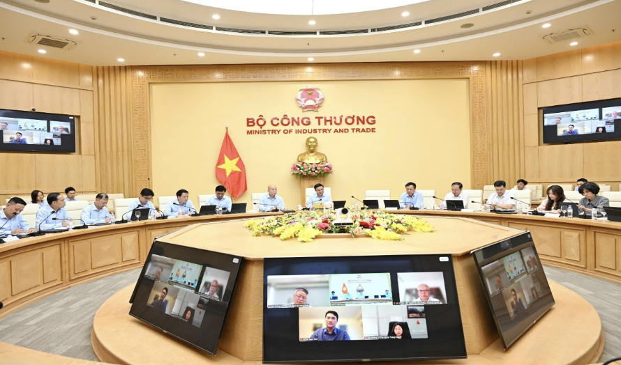 Minister of Industry and Trade Le Manh Hung works with Trade Promotion Agency