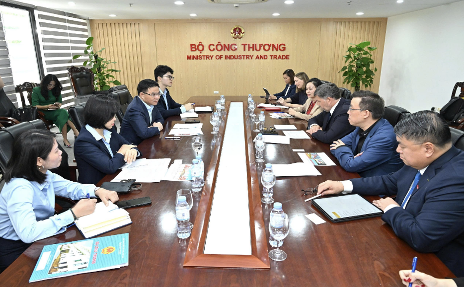 Minister of Industry and Trade Le Manh Hung receives CEO of Central Retail Group