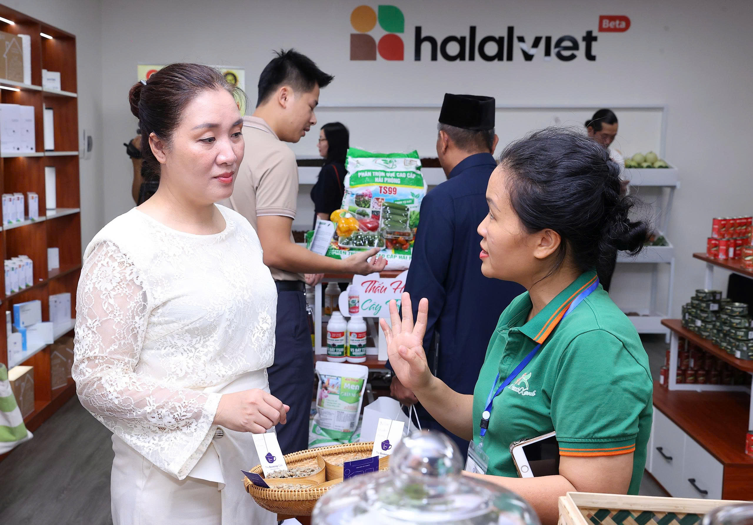 What must Vietnamese businesses do to avoid missing the Halal market?