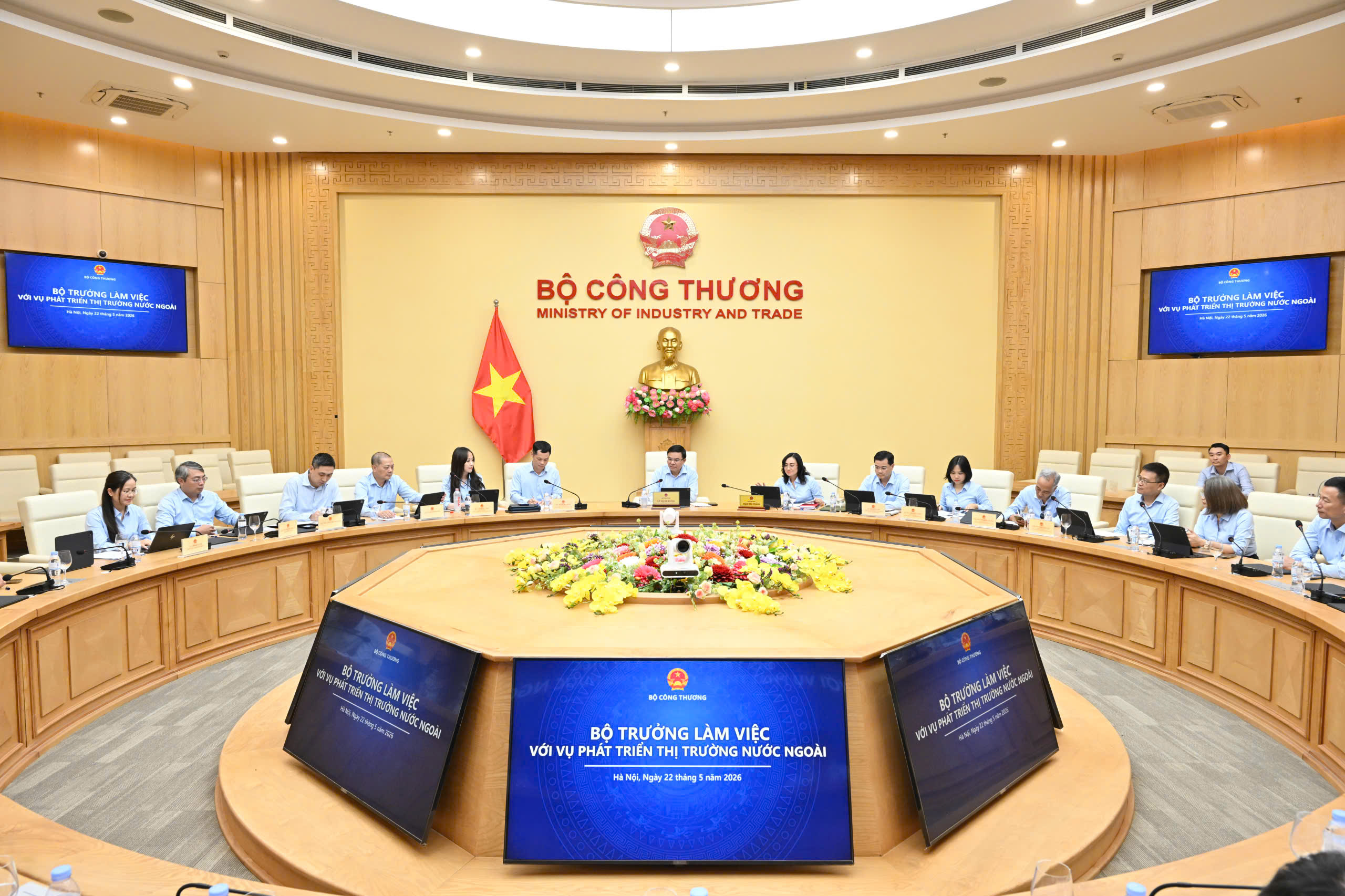 Vietnam steps up foreign market expansion amid global volatility