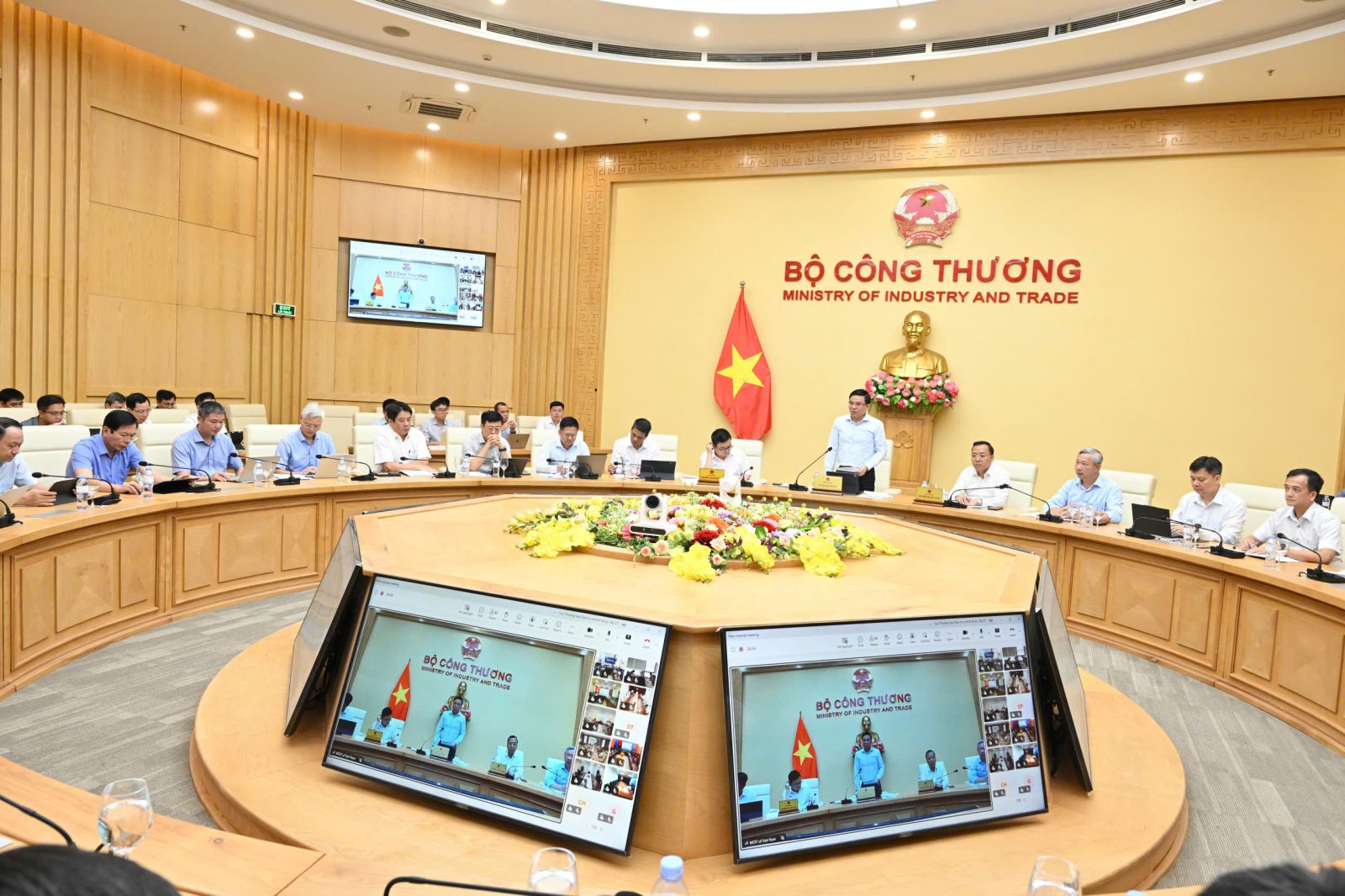 MoIT leader chairs conference on ensuring electricity supply amid heatwave peaks