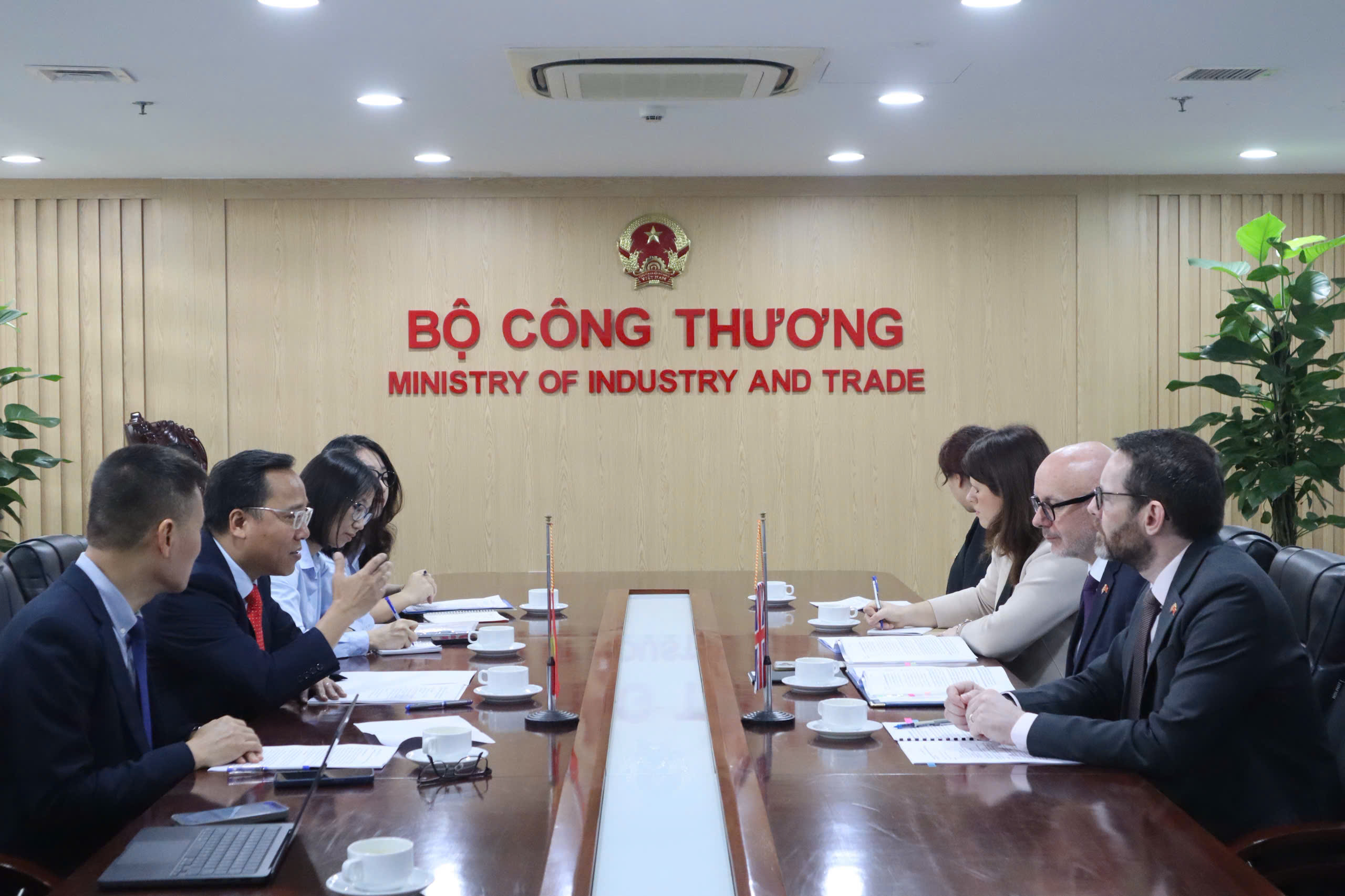 Vietnam and UK deepen economic and energy cooperation