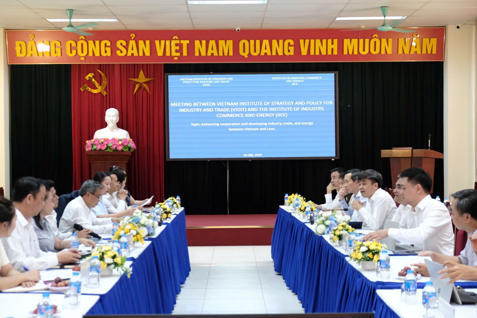 Vietnam, Laos expand cooperation in industry, trade and energy sectors