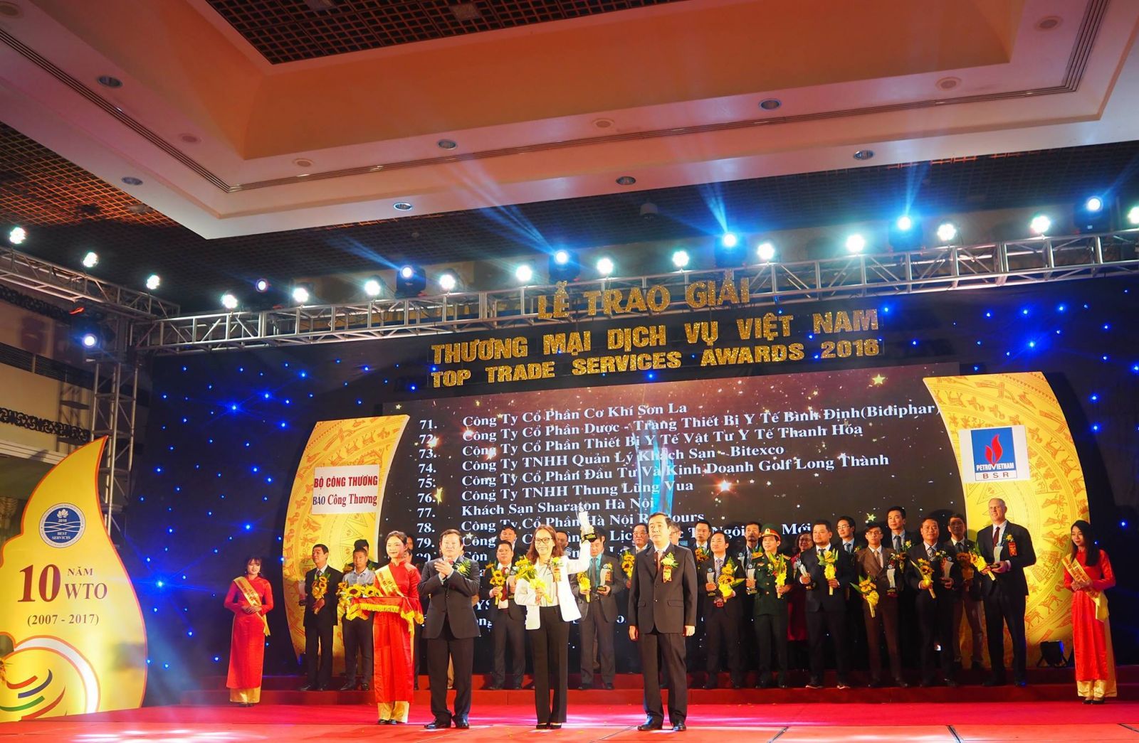 Industry, Trade and Services Awards brings Resolution No.10-NQ/TW into practice