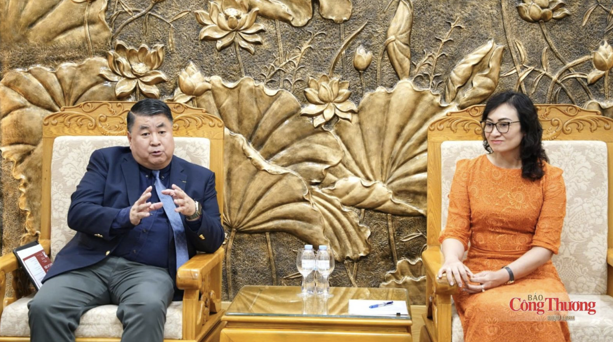 Deputy Minister Phan Thi Thang receives Central Retail executive