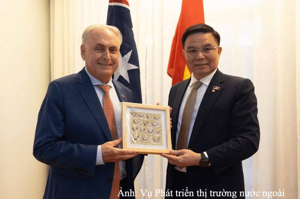 MoIT leader Le Manh Hung holds talks with Australian Trade and Tourism Minister
