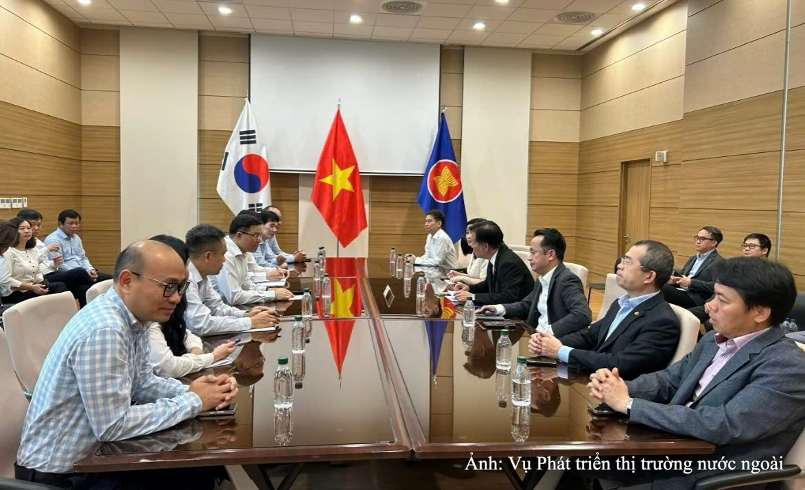 MoIT leader visits Vietnamese Embassy in the Republic of Korea