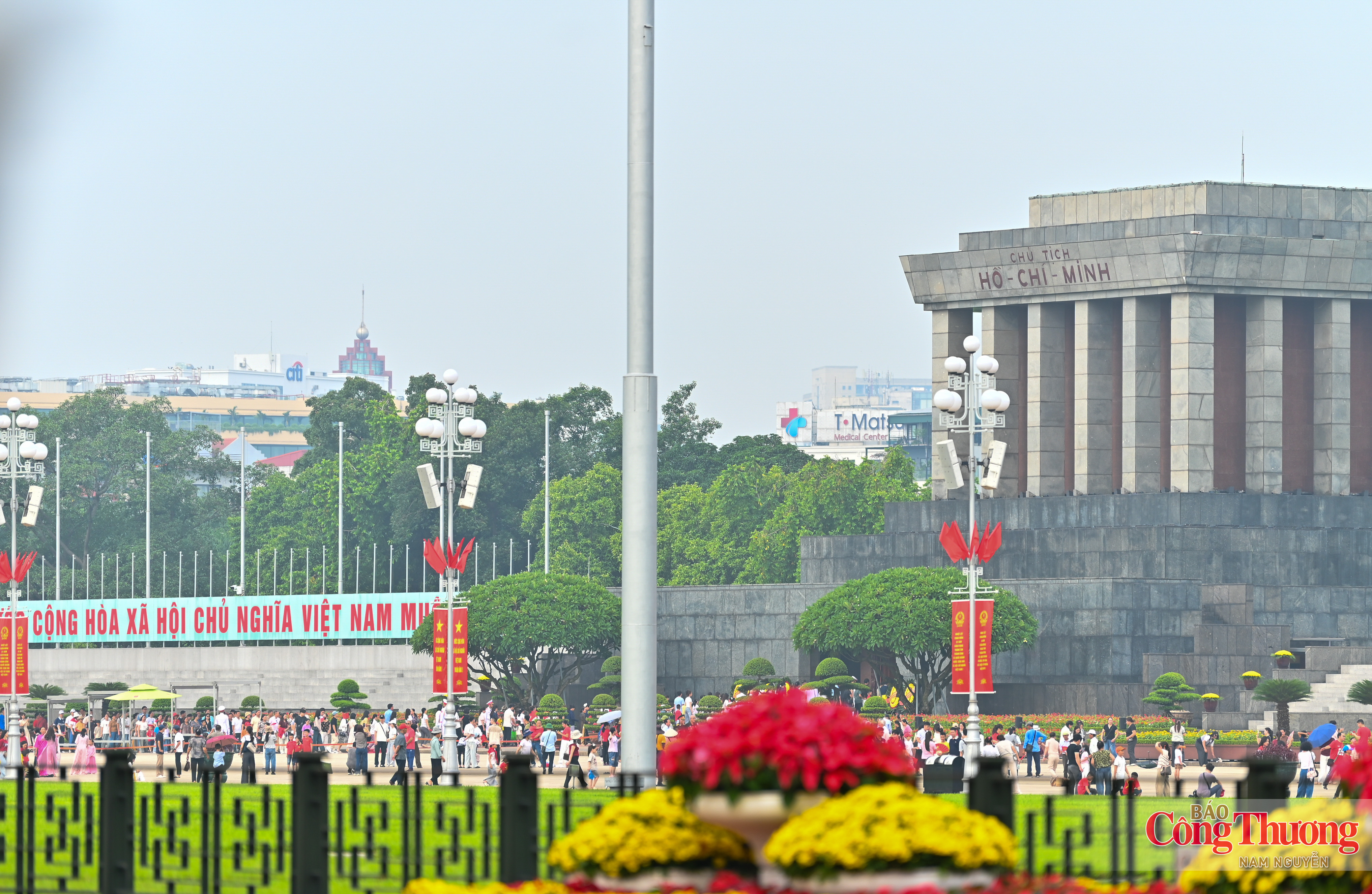 Photo: Thousands visit Ho Chi Minh Mausoleum, President's Palace on National Day