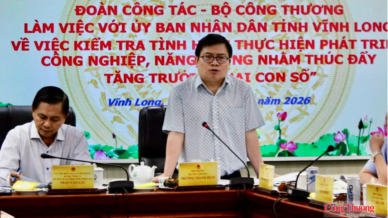 Deputy Minister Truong Thanh Hoai holds talks with Vinh Long province