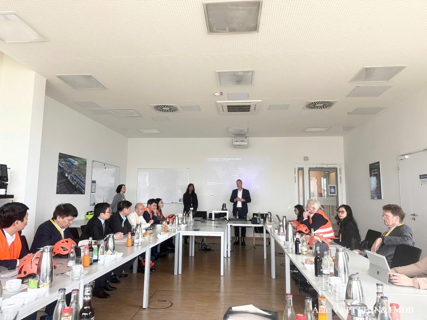 Deputy Minister Truong Thanh Hoai visits Siemens Energy plant