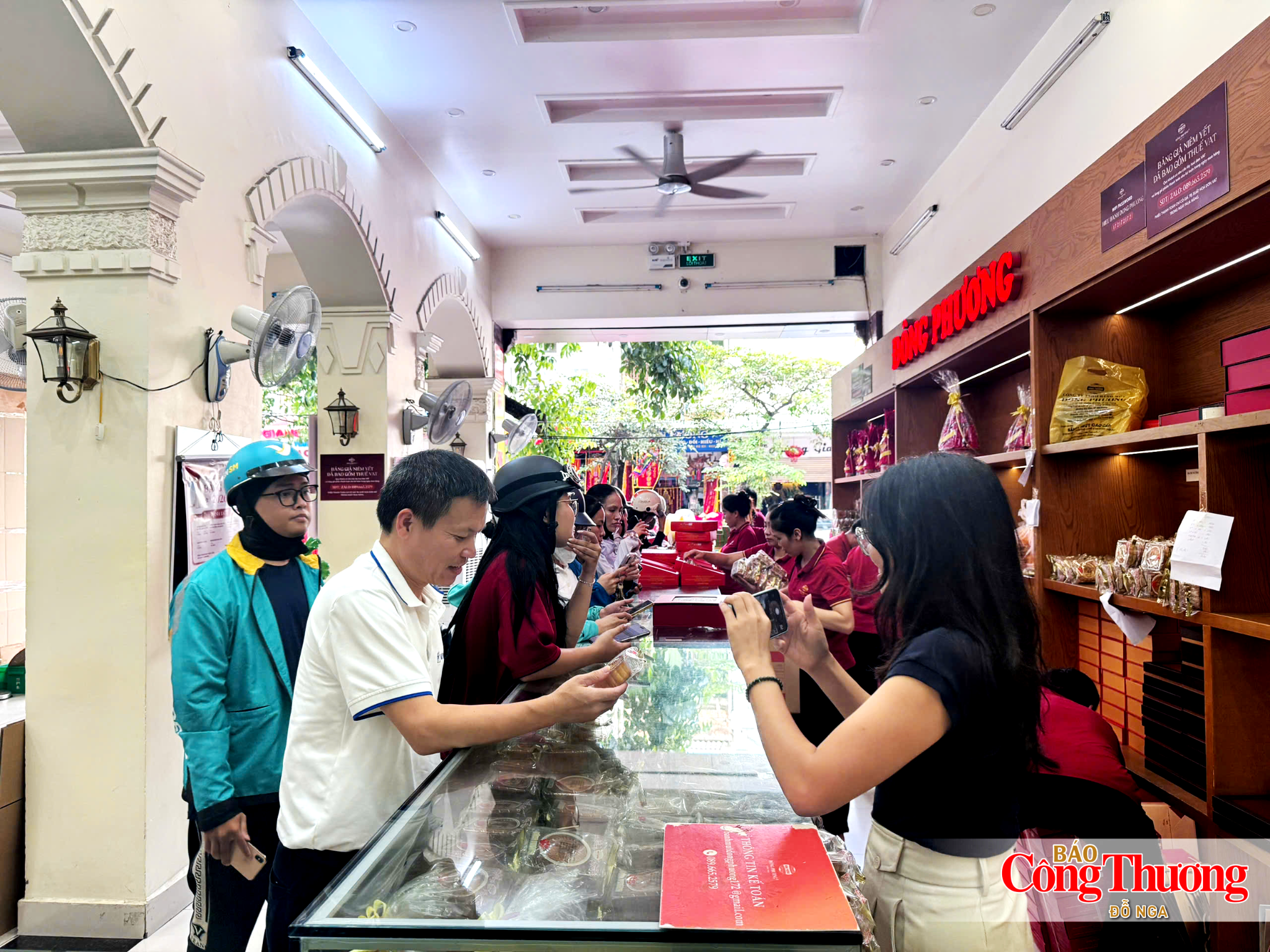 Foreign tourists amazed by appeal of Dong Phuong mooncakes