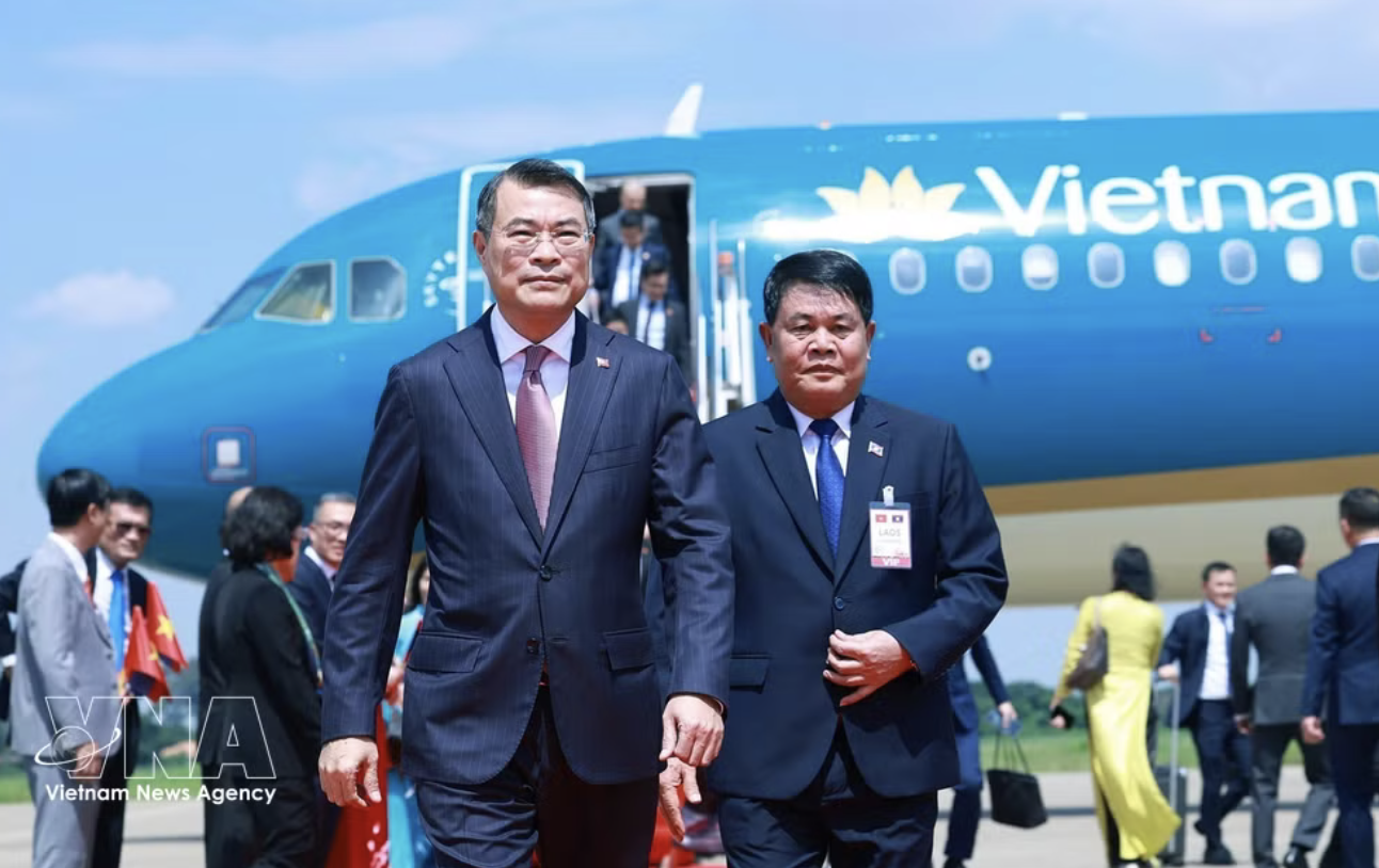 PM arrives in Vientiane, beginning official visit to Laos