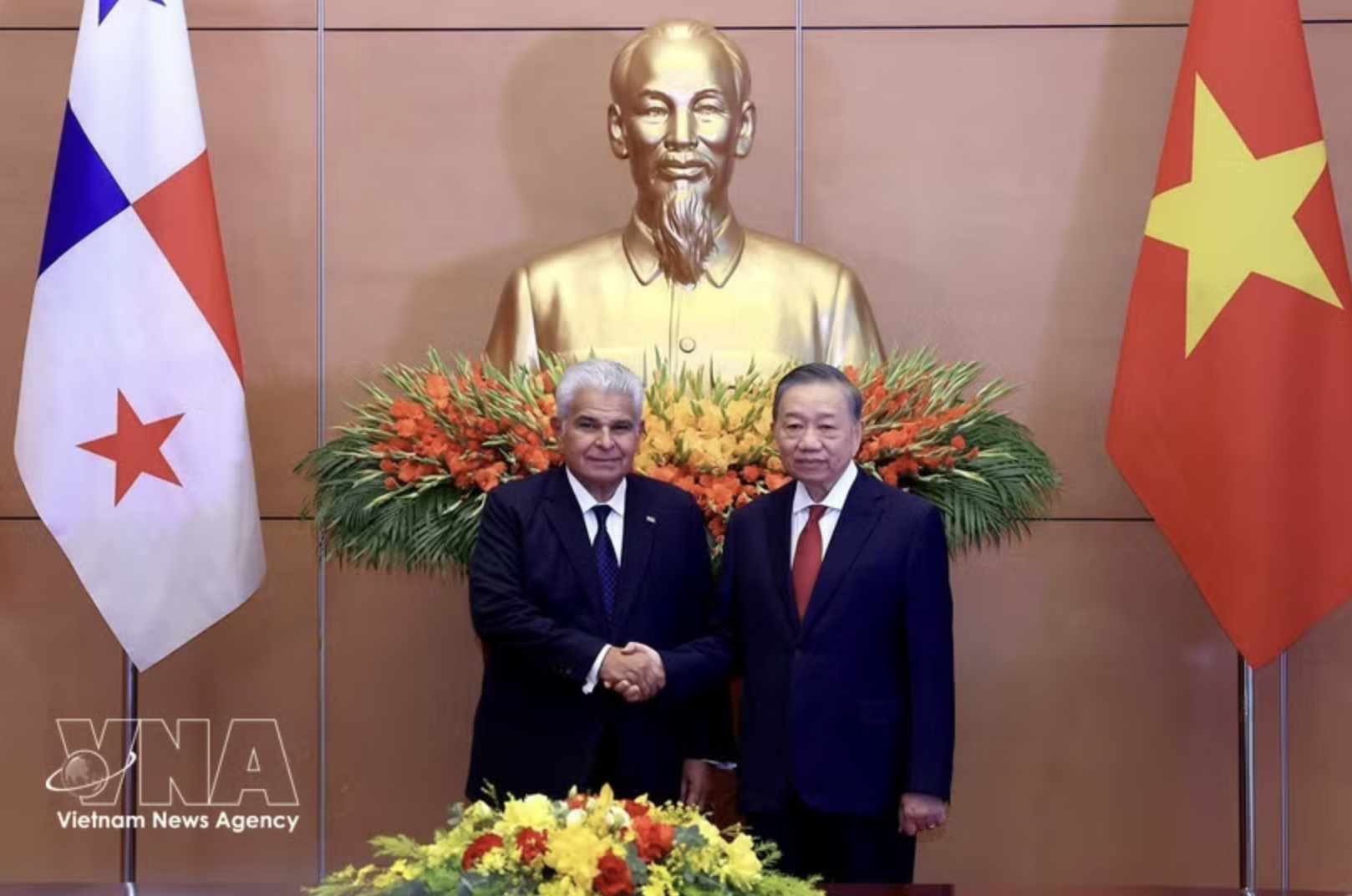Panamanian President wraps up official visit to Viet Nam