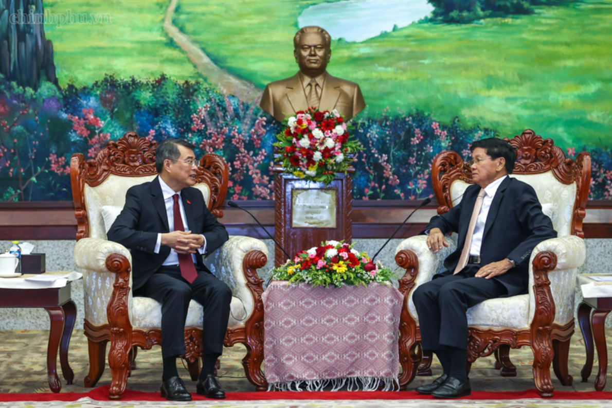 Prime Minister meets Lao General Secretary and President in Vientiane