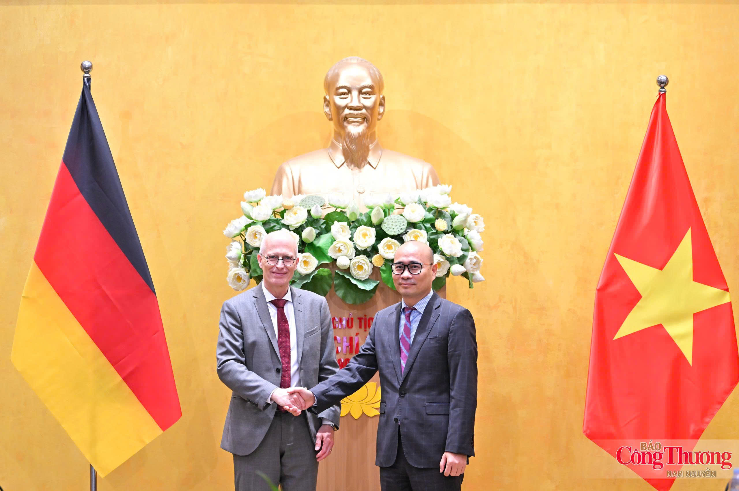 Viet Nam, Hamburg strengthen port connectivity and expand trade