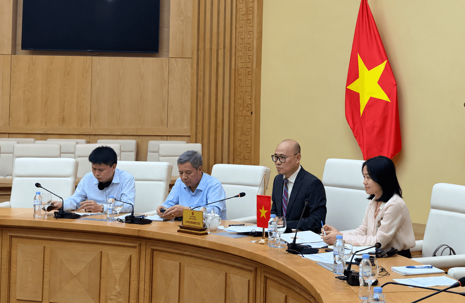 Deputy Minister Luong Hoang Thai works with MEDEF International and French businesses
