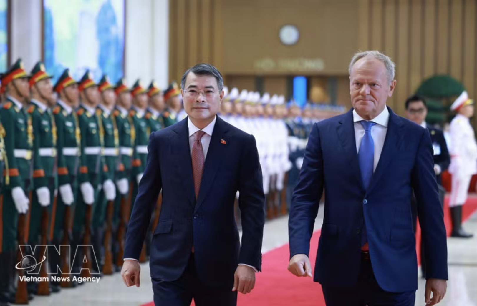 PM Le Minh Hung hosts welcome ceremony for Polish counterpart